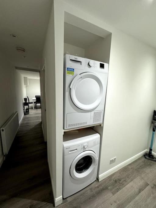 Great 3 Bedrooms Flat In Clapham Londra